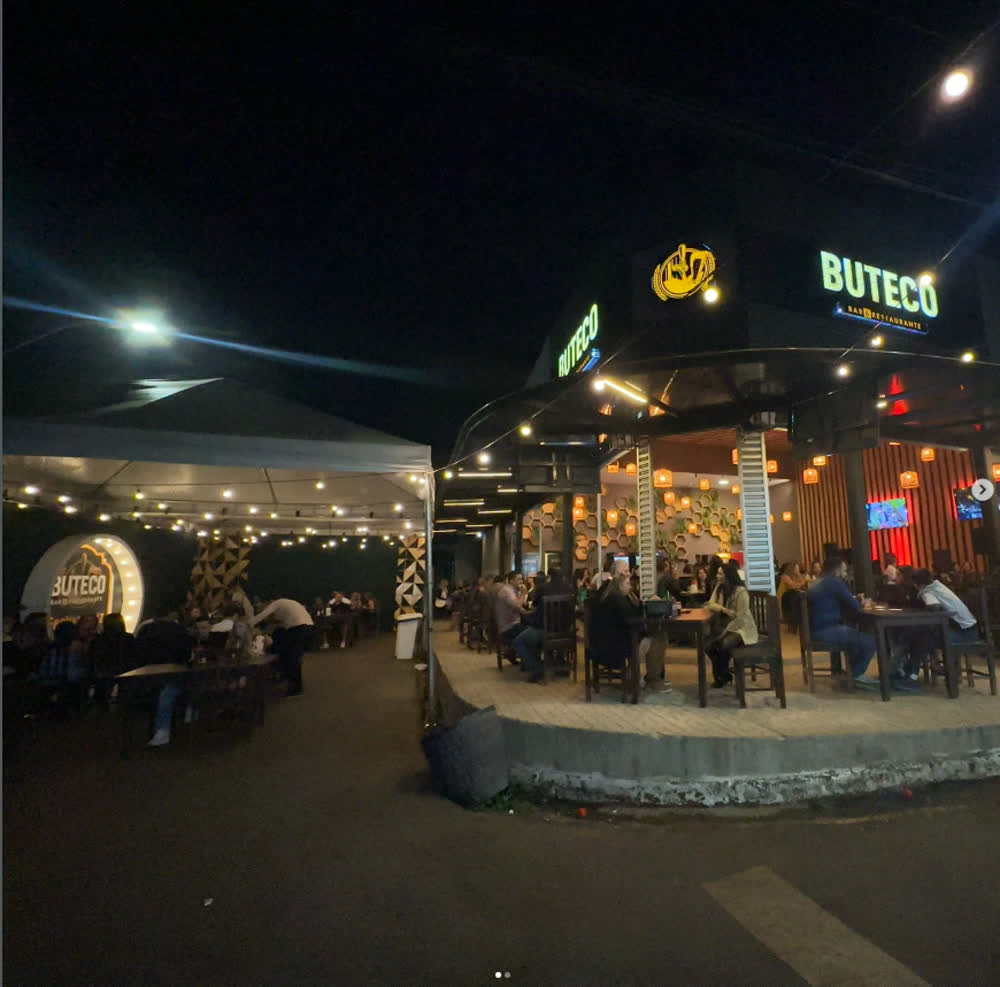 Bar movimentado à noite atendido pela Villa Chopp