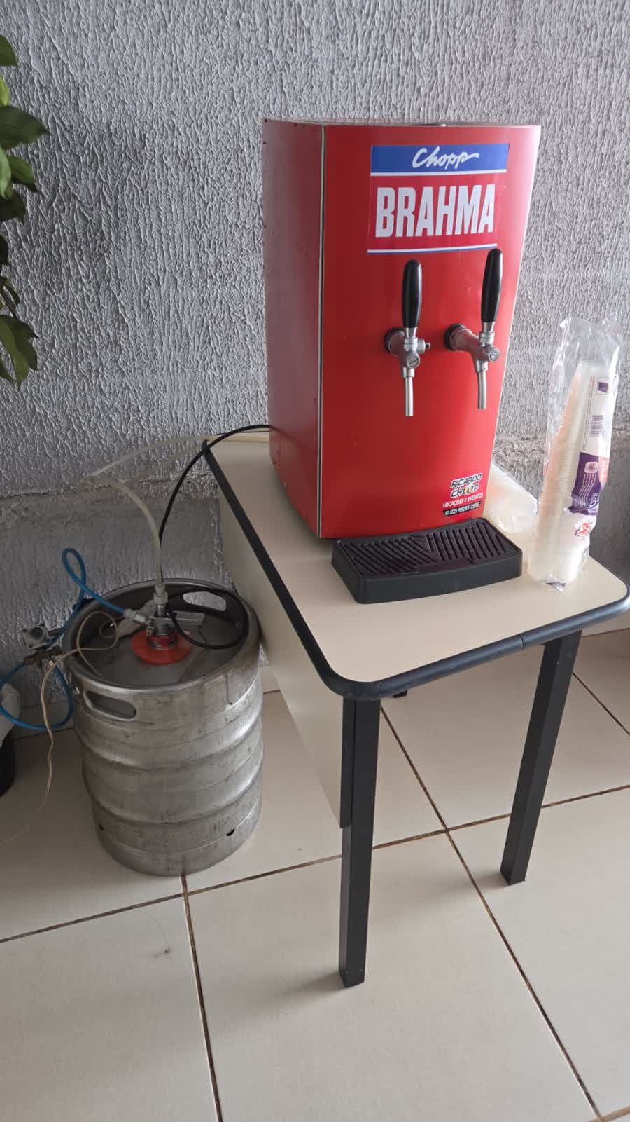 Chopeira de duas torneiras instalada com barril na área da festa