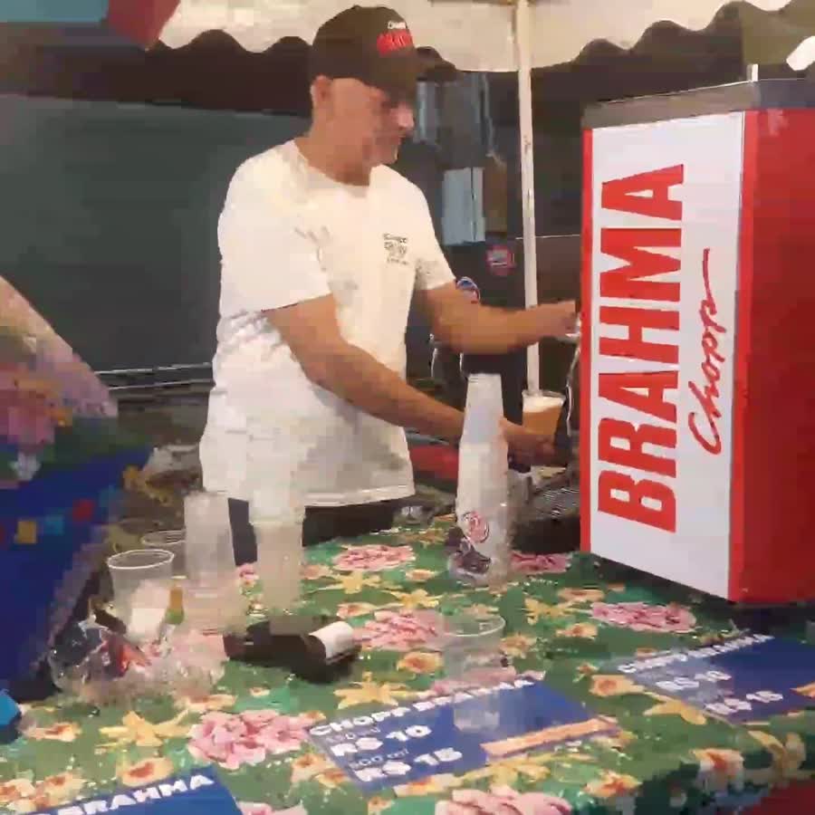 Servindo chopp Brahma em evento