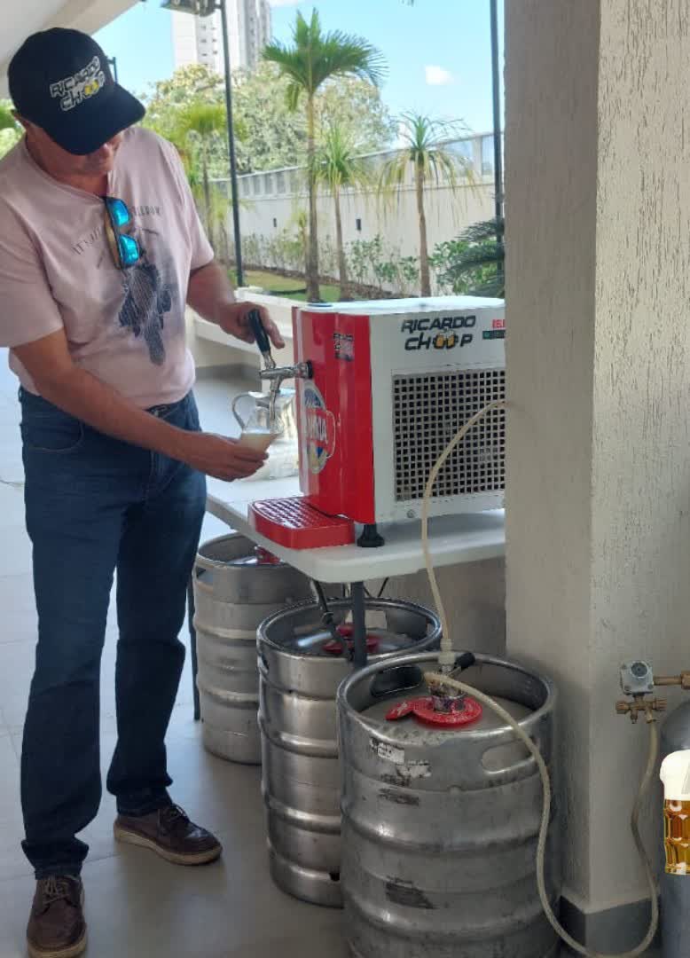 Chopeira da Villa Chopp instalada na casa de um cliente, com barris de inox e cilindro de CO₂