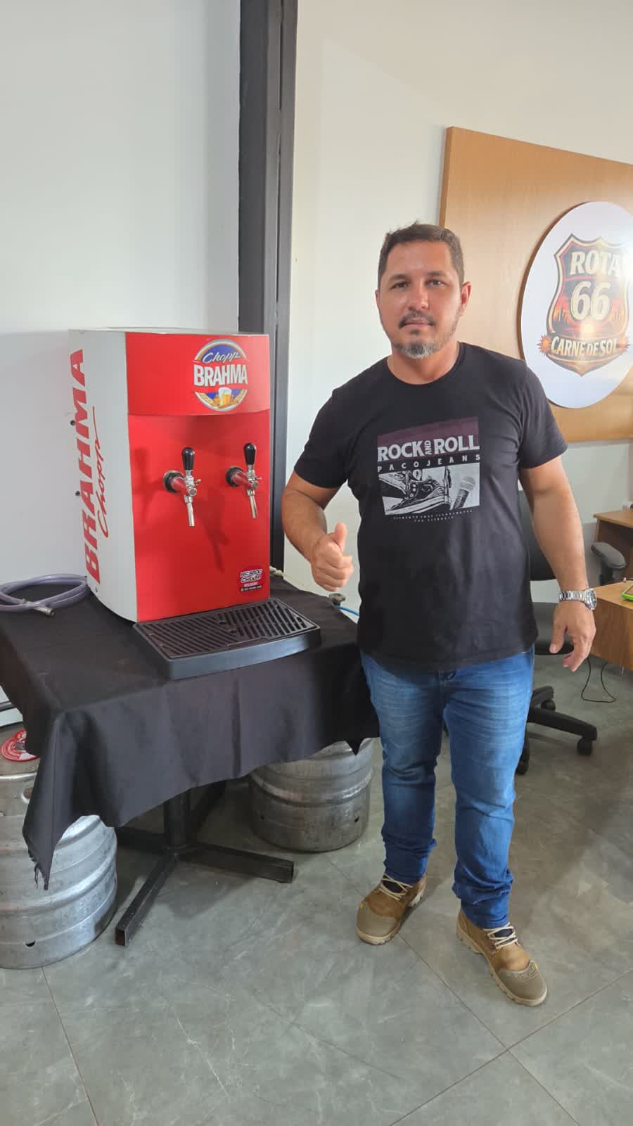 O dono da Villa Chopp ao lado da chopeira de chopp Brahma